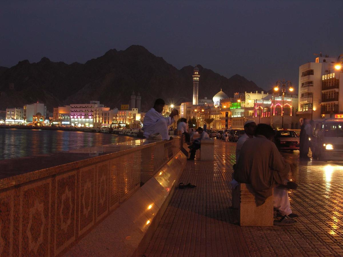 Al Hadow Hotel Muscat Exteriör bild